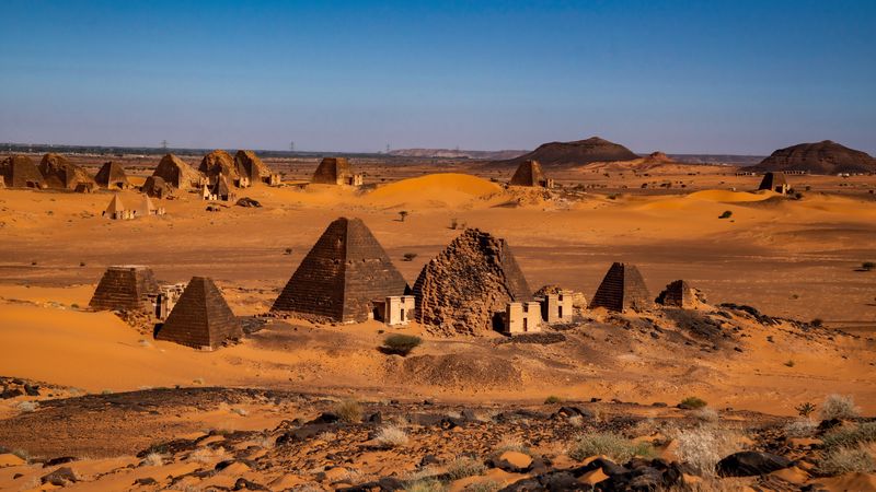 Súdánské pyramidy uprostřed Núbijské pouště_800x450